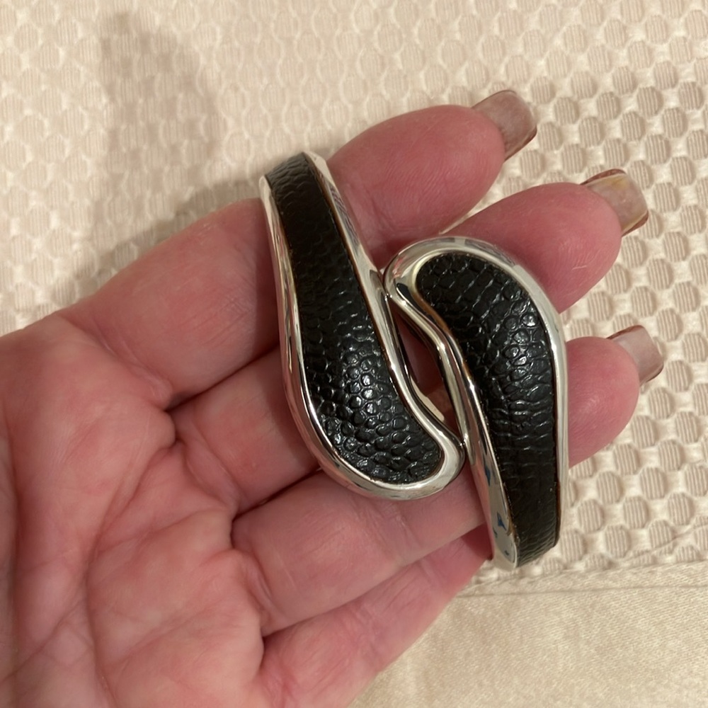 FUMI NWOT Signed Black Leather Bracelet Silver Tone Bypass Clamper Hinged